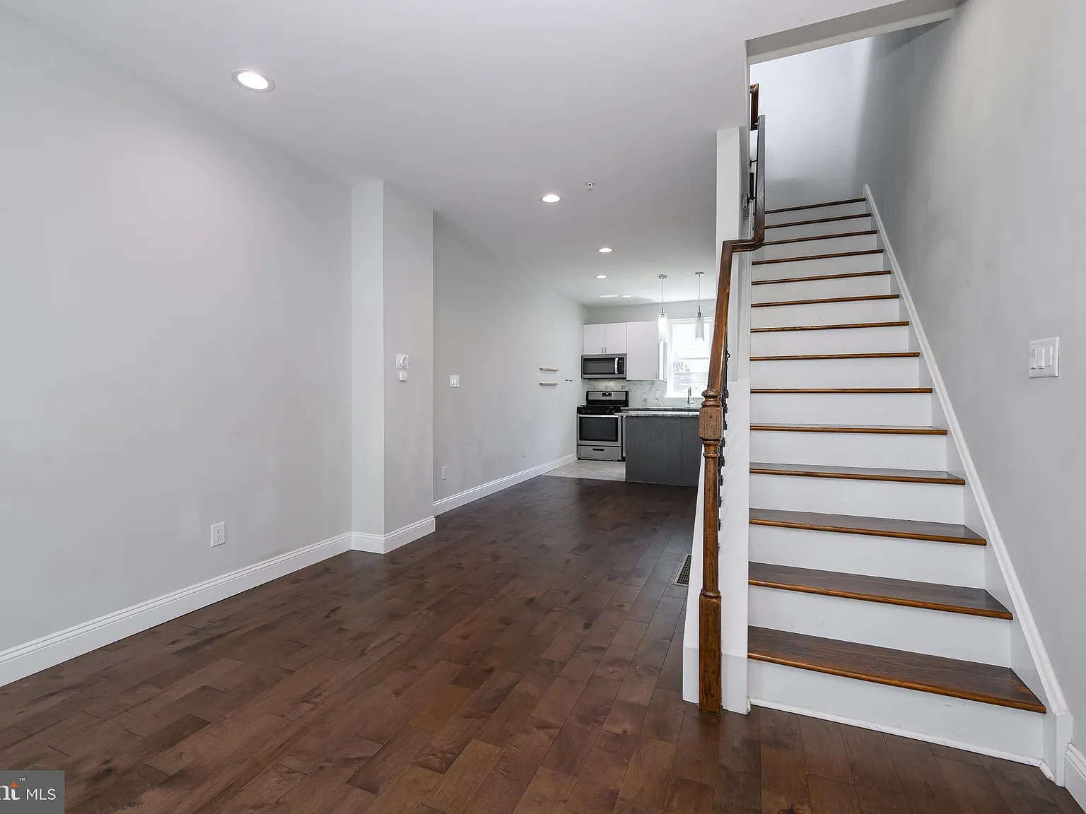 3 bed, 2.5 bath, 2039 sqft, $2,200 — Photo 3