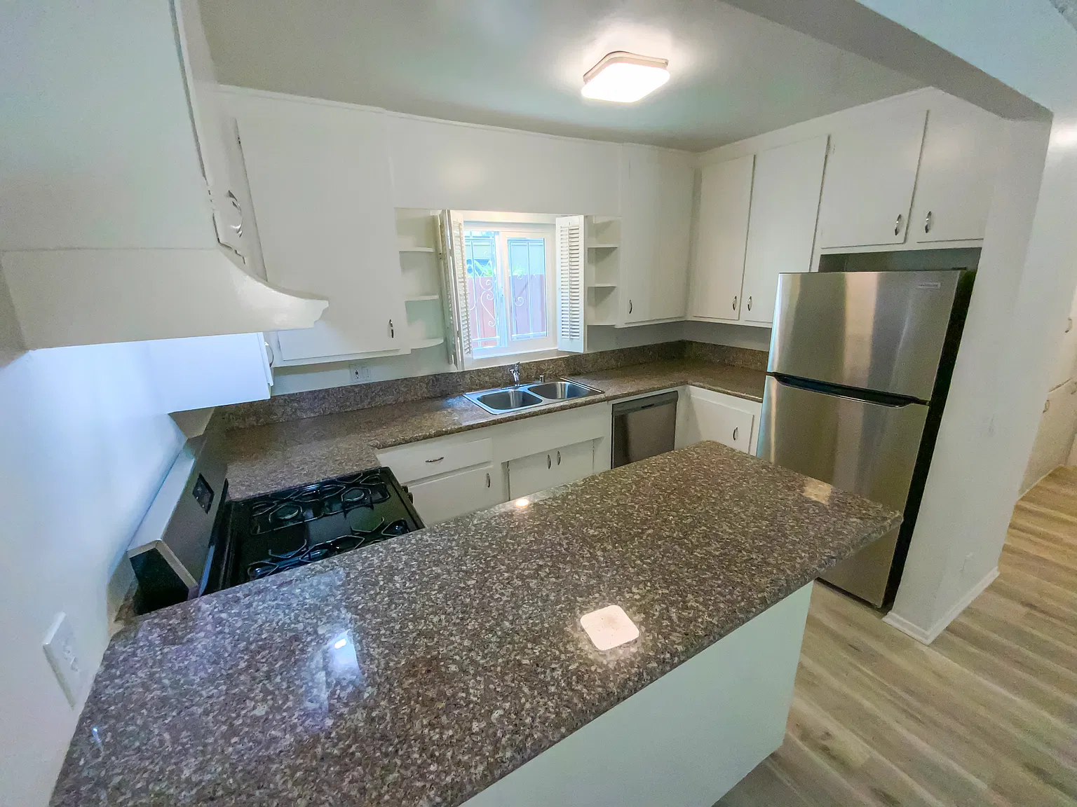 3 bed, 1075 sqft, $3,275 — Photo 2