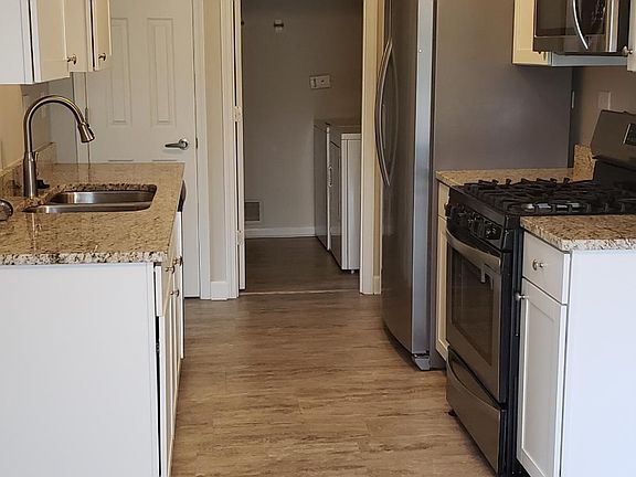 3rd image of 407 Ashwood Ct