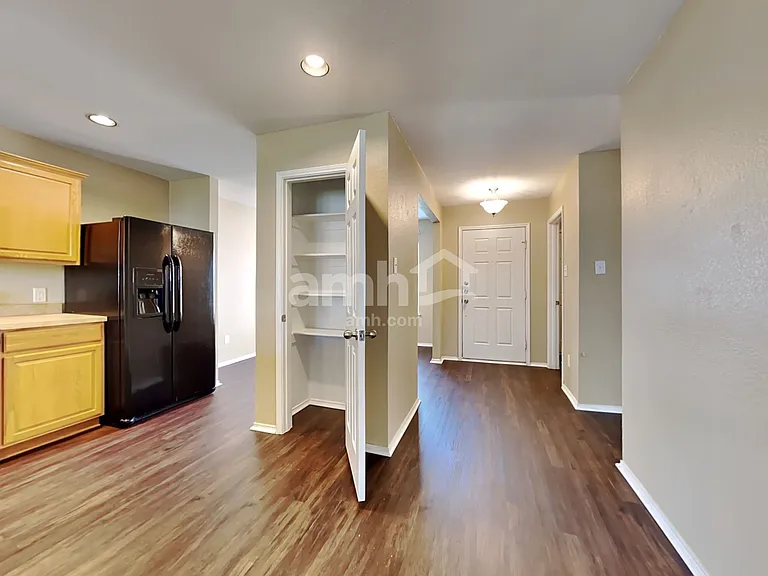 925 Hawthorne Rd — Photo 4