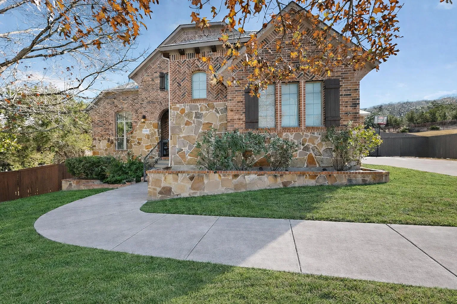5 bed, 4.5 bath, 4041 sqft, $4,200 — Photo 4