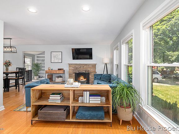 3rd image of 154 Pershing Dr NE