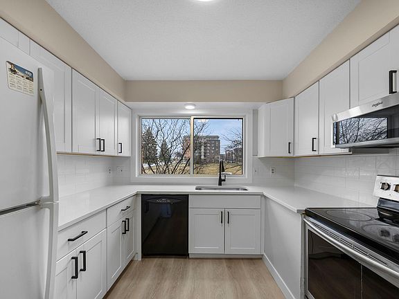 4th image of 2221-2223 W 82nd St
