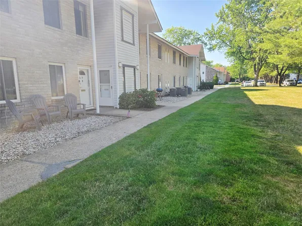 10 Idaho Court #10, Coram, NY 11727