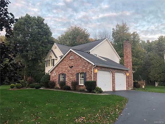 2nd image of 467 Woodside Ct
