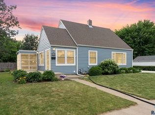 305 N 6th St, Beresford, SD 57004