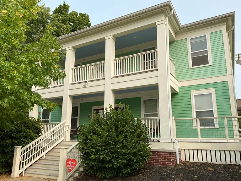 421 E Hillside Dr — Photo 2