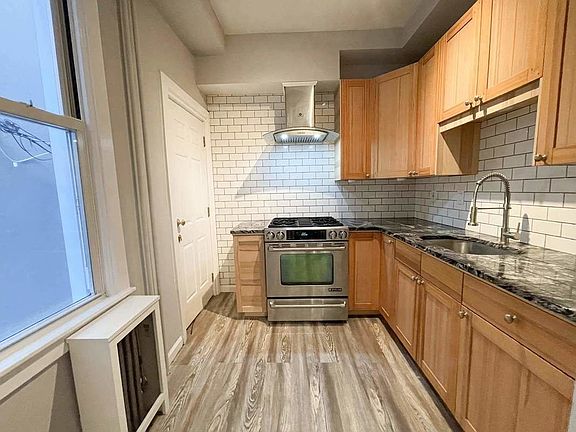 3rd image of 160 Metropolitan Ave #2