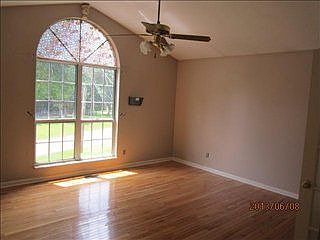 5th image of 302 Bartlett Ln