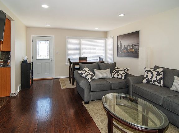 4th image of 83 N Laverne Ave