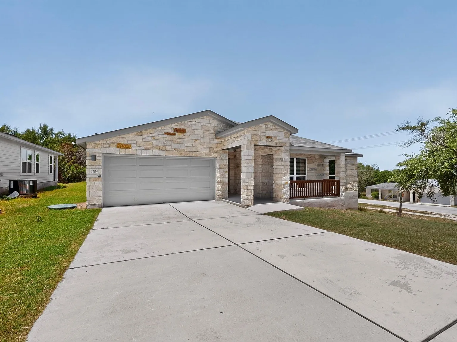 3 bed, 2.0 bath, 1813 sqft, $2,295 — Photo 3
