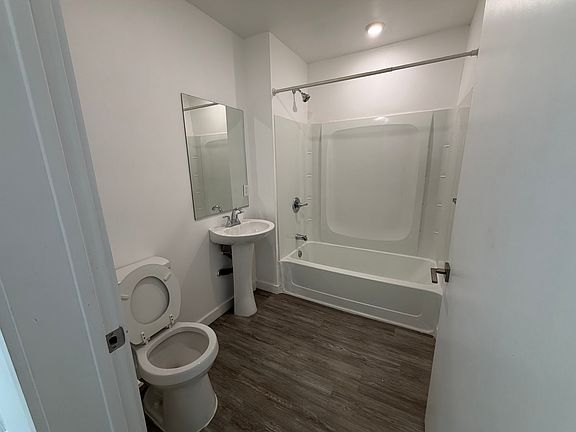 4th image of 937 E 25th St #206