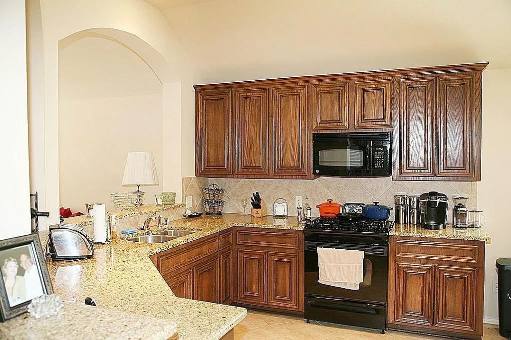 4 bed, 2.0 bath, 1970 sqft, $2,500 — Photo 4