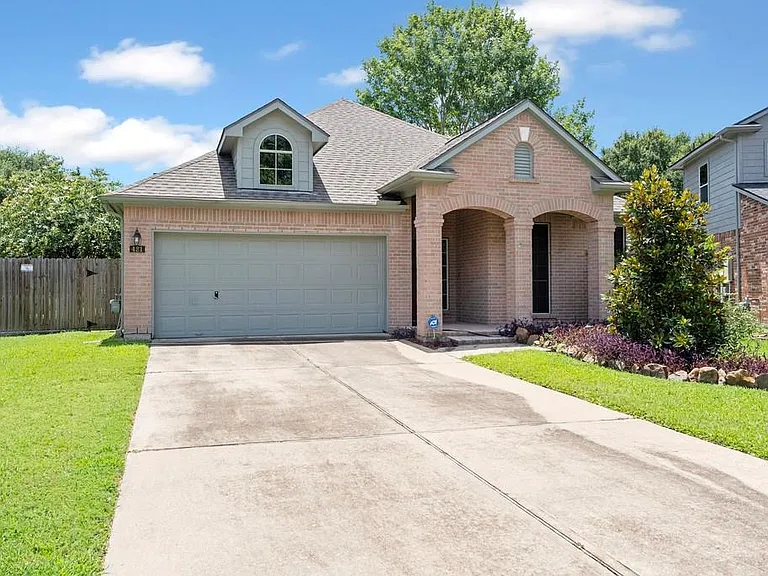 421 Livingstone Ln — Photo 2