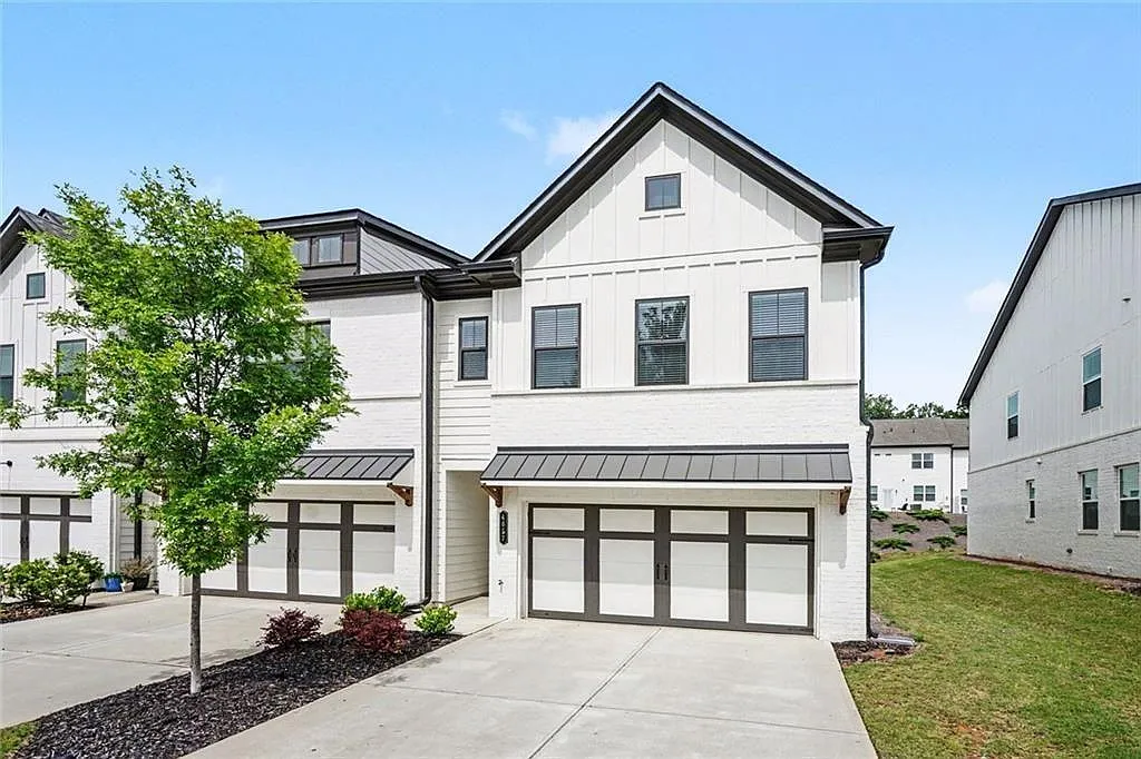 3 bed, 2.5 bath, 1850 sqft, $2,200 — Photo 3