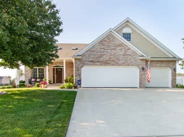 307 Prairieview Dr, Hudson, IL 61748