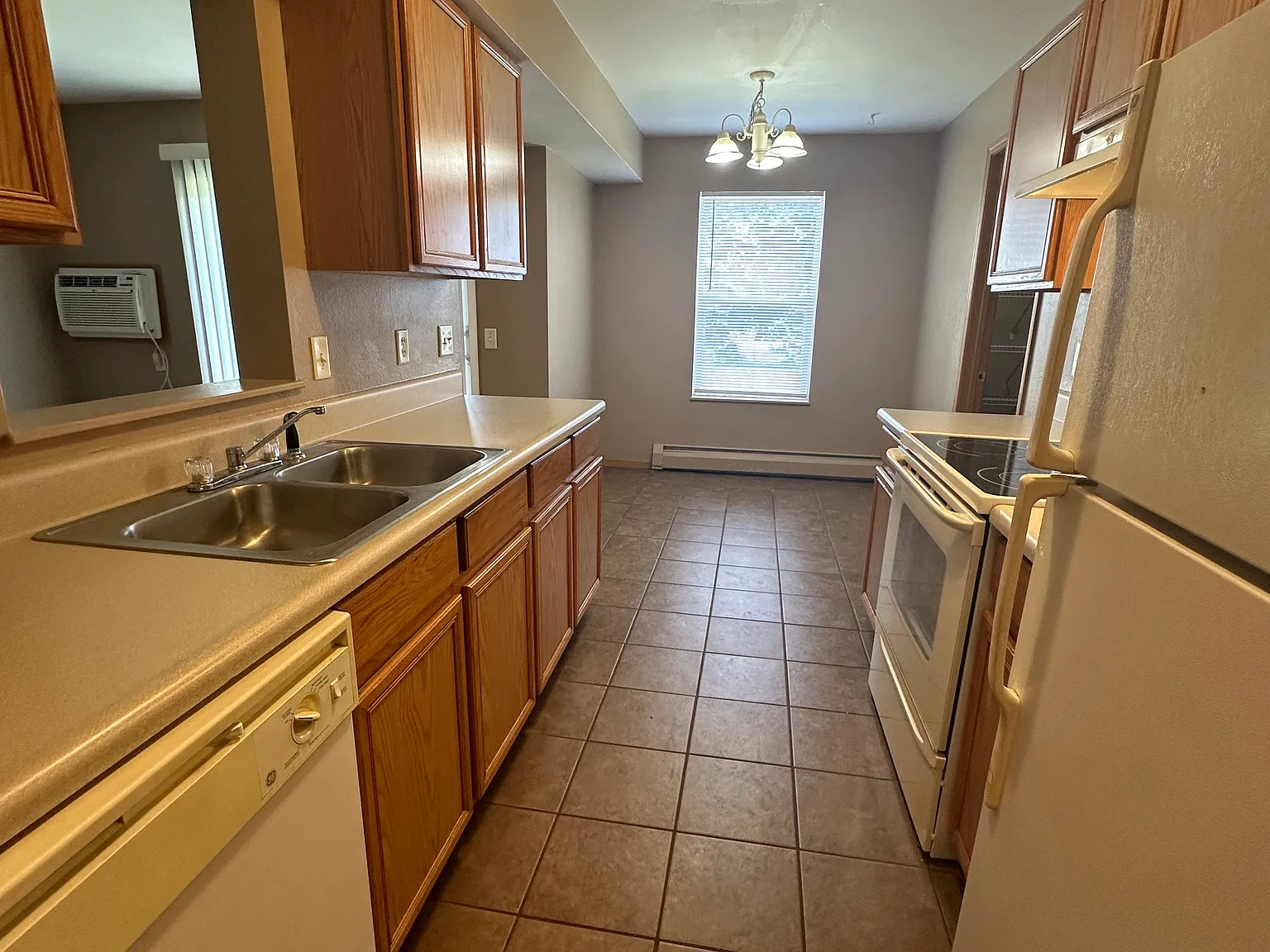 2 bed, 1.5 bath, 747 sqft, $1,185 — Photo 4