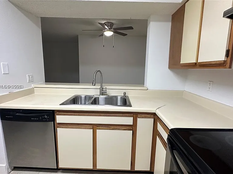 1243 SW 46th Ave #1111 — Photo 3