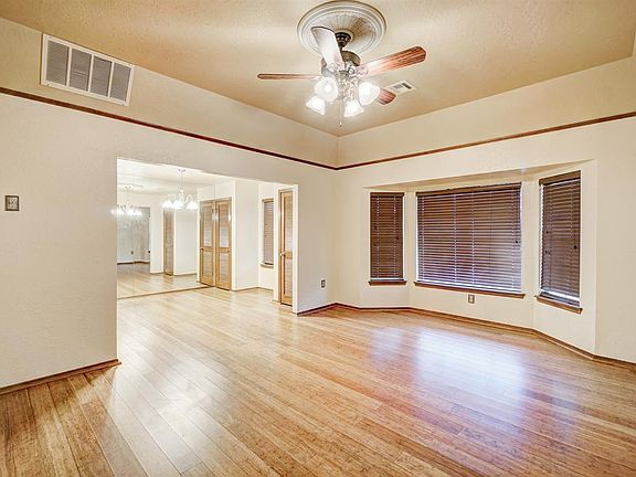 4th image of 901 NW Micklegate Blvd