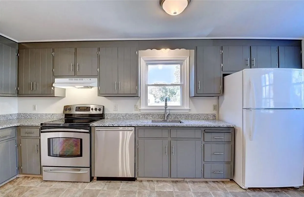 3 bed, 1.5 bath, 1095 sqft, $2,400 — Photo 1