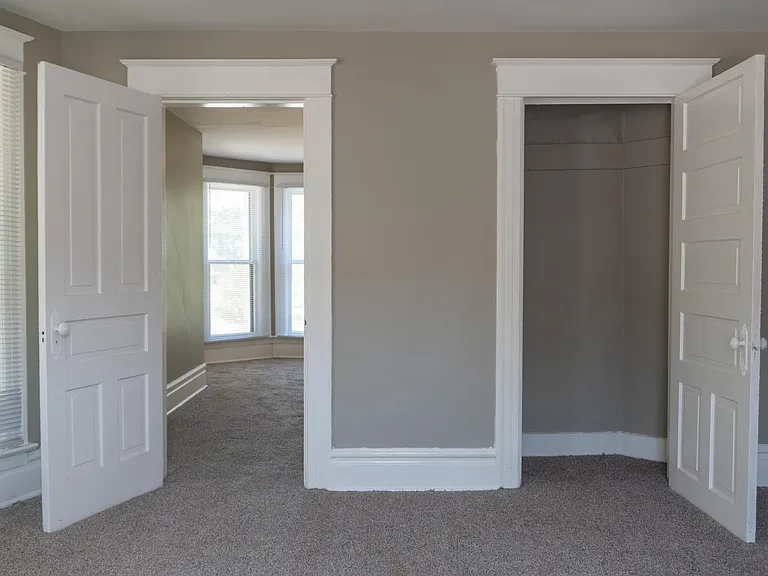 930 Loree St #UPSTAIRS — Photo 7