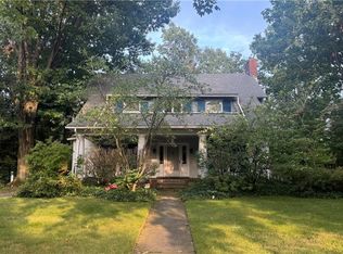2325 N Saint James Pkwy, Cleveland Heights, OH 44106