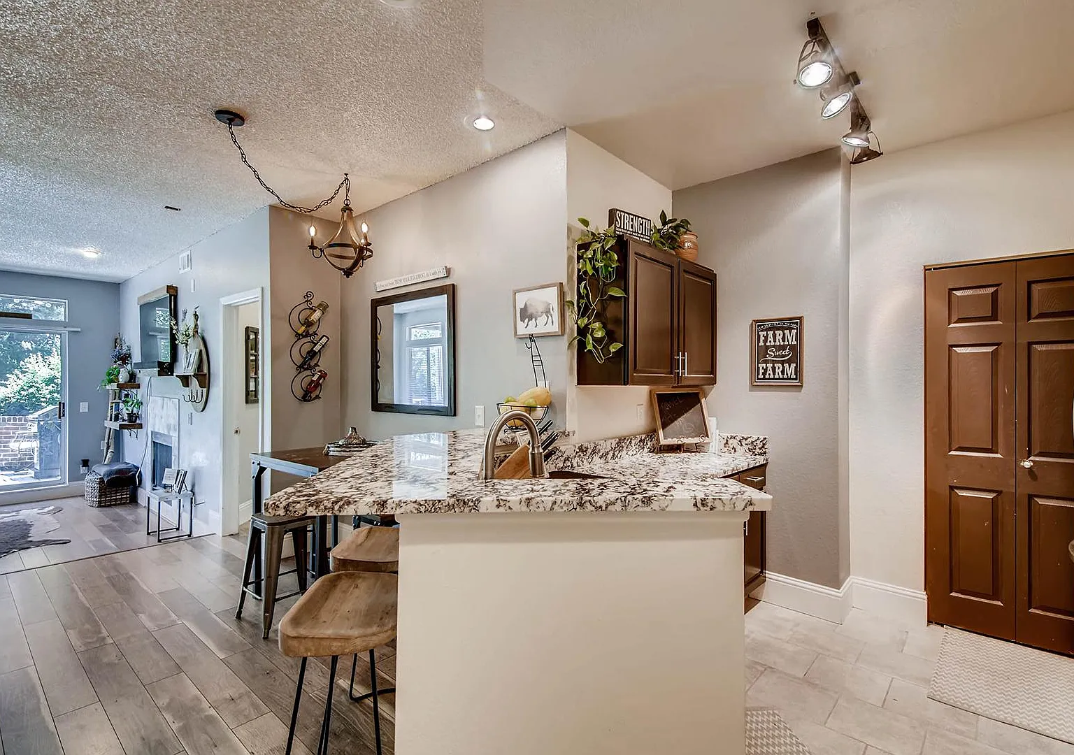 2 bed, 956 sqft, $1,995 — Photo 4