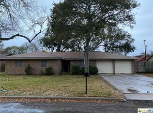 504 Elizabeth St, Edna, TX 77957