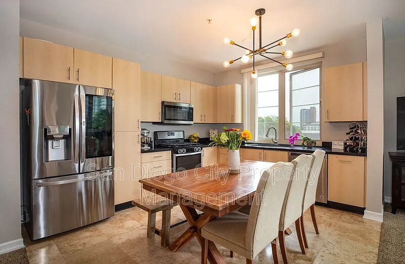 3 bed, 2.0 bath, 1215 sqft, $3,400 — Photo 2