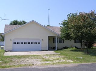 6 Seth Dunscomb Dr, Sullivan, IL 61951