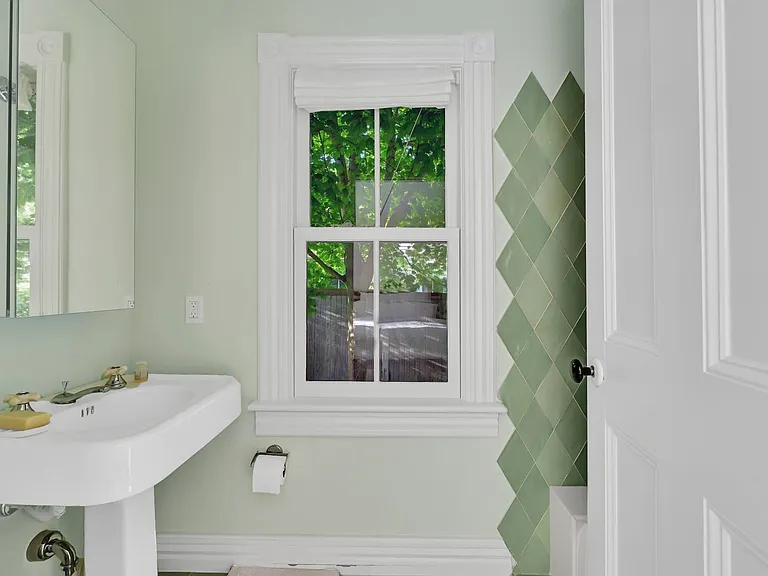 17 Montauk Avenue Ext — Photo 11