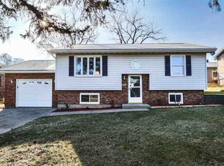 908 2nd Ave SE, Cascade, IA 52033