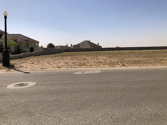 1st image of 28 Royal Manor Dr
