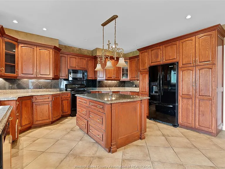 1585 Stoneybrook Cres — Photo 15