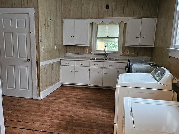 5th image of 1422 E Illinois St