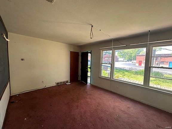 4th image of 710 Saint Judith Ln