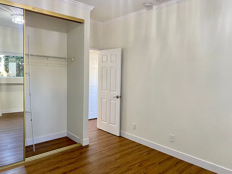 Upstairs 2BD Apartment Home! Great PB Location! Garage! AC! — Photo 17