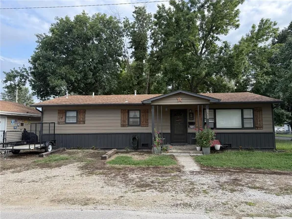 301 E 17th St, Chanute, KS 66720