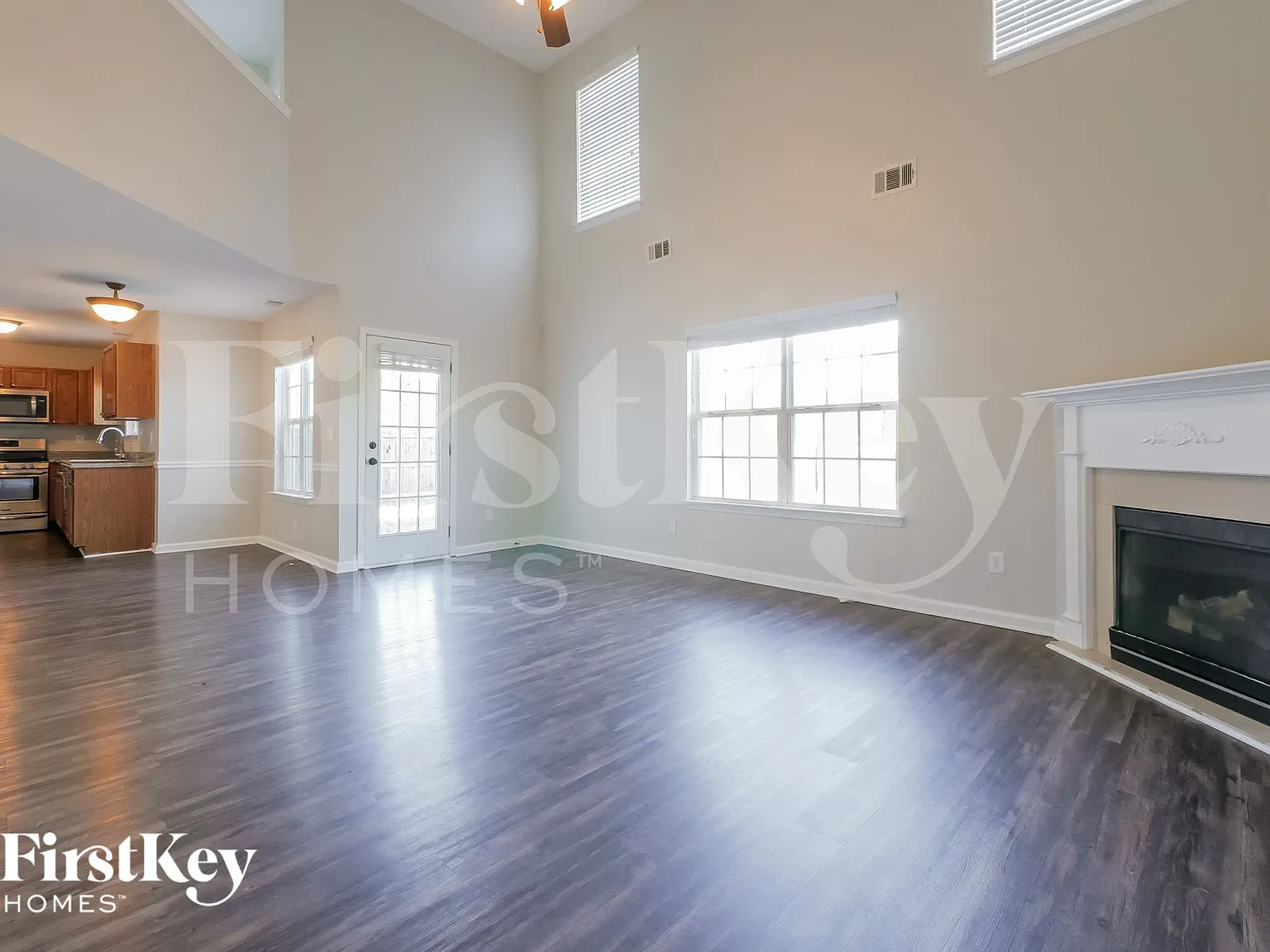 3 bed, 2.5 bath, 2392 sqft, $2,205 — Photo 3