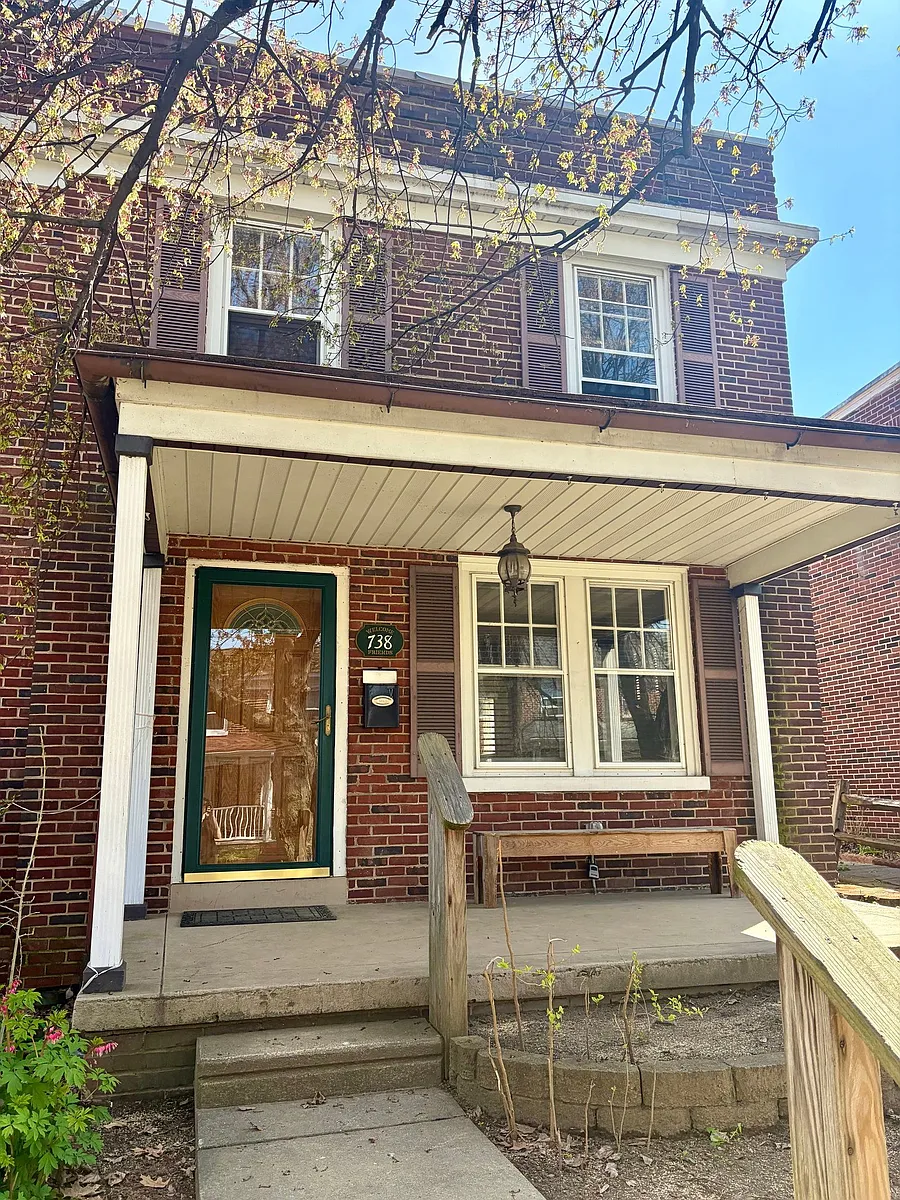 Building Photo - 738 E Madison St