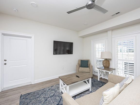 3rd image of 719 E 10th St #304