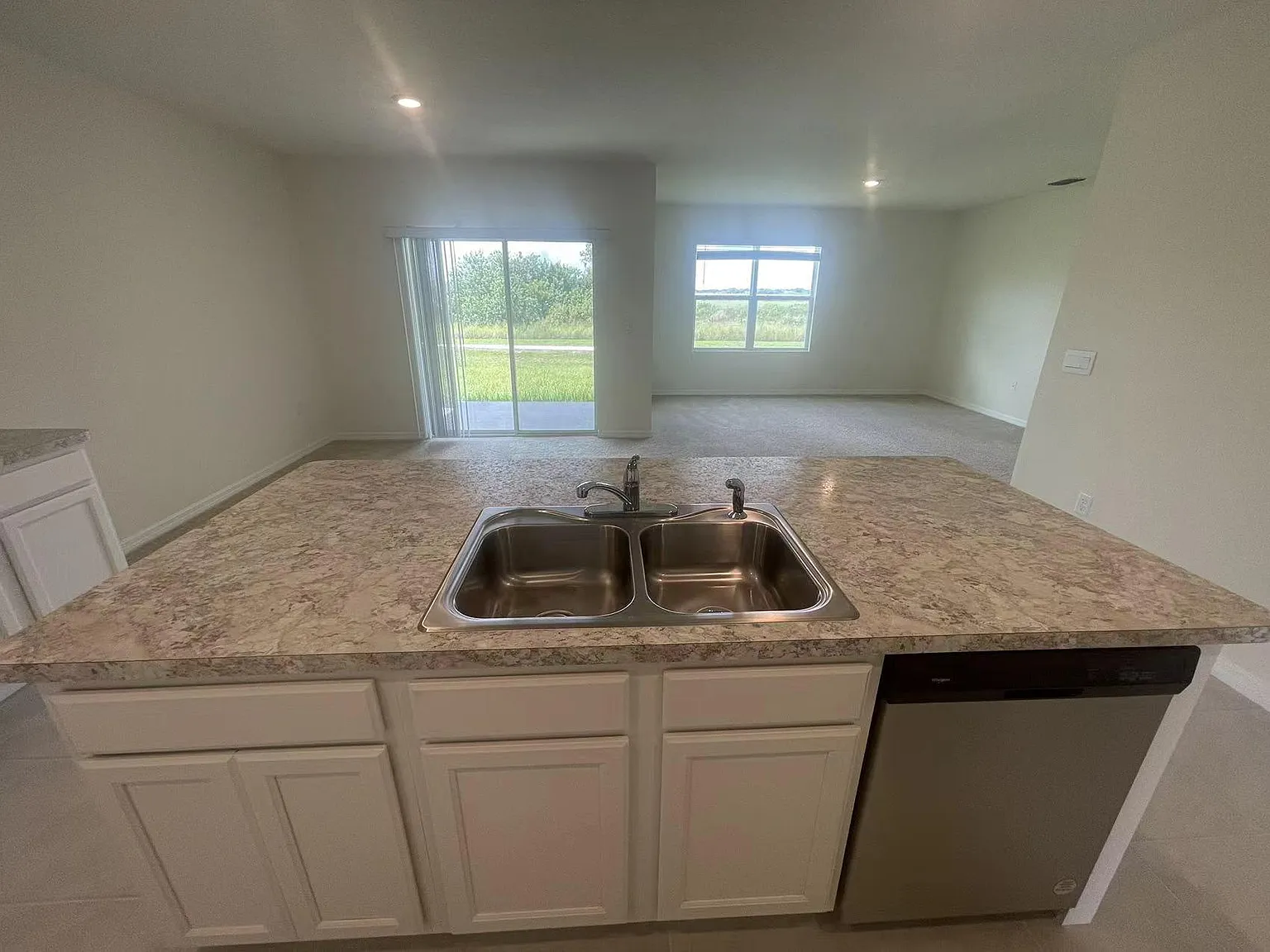 4 bed, 1828 sqft, $2,049 — Photo 4