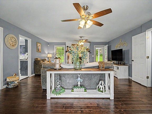 4th image of 7 Meadowview Cir
