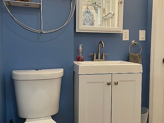 2nd Floor - Main Bathroom 