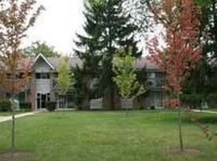 16W555 Mockingbird Ln APT 203, Willowbrook, IL 60527