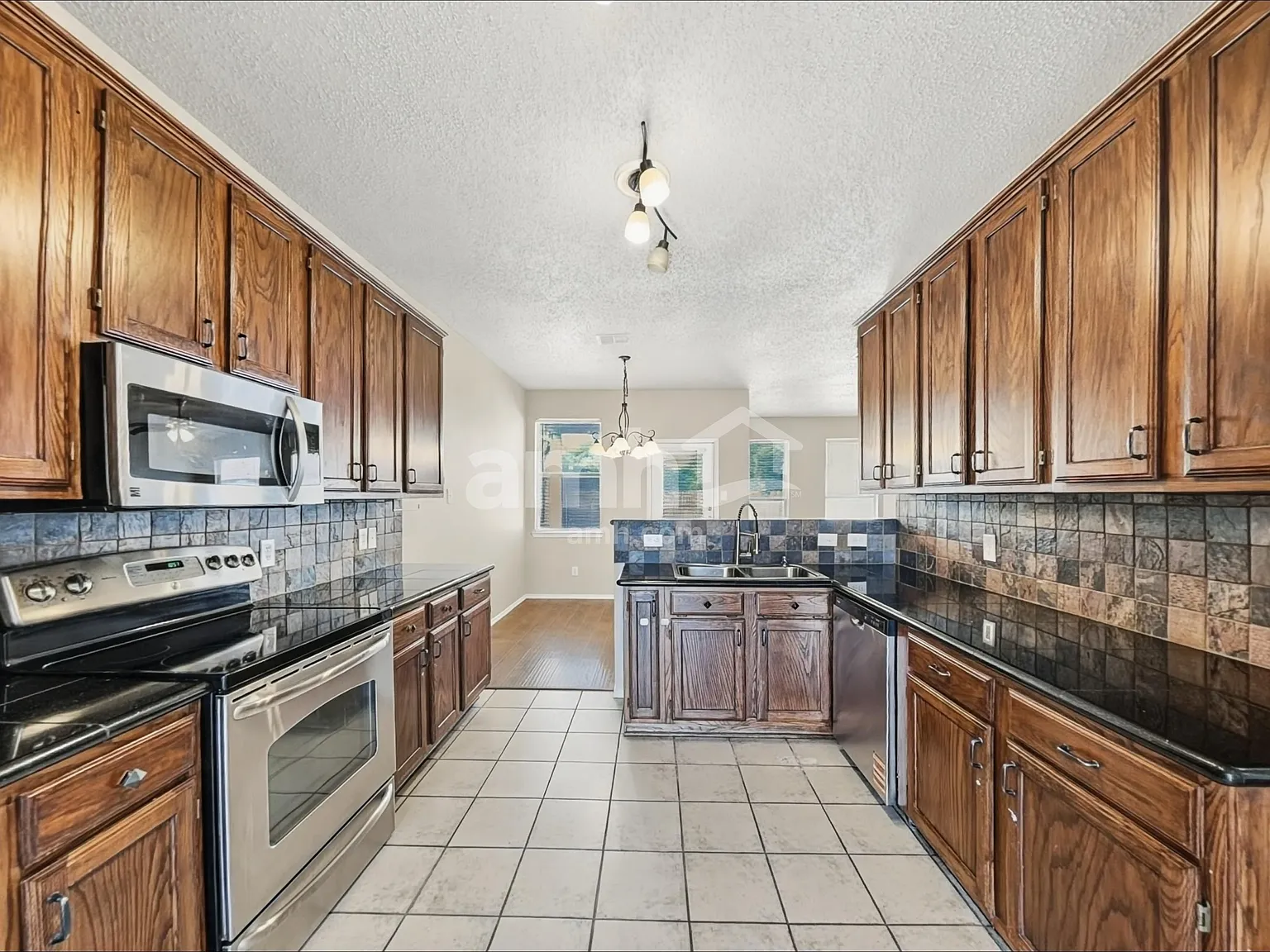 4 bed, 2.5 bath, 2451 sqft, $2,570 — Photo 3
