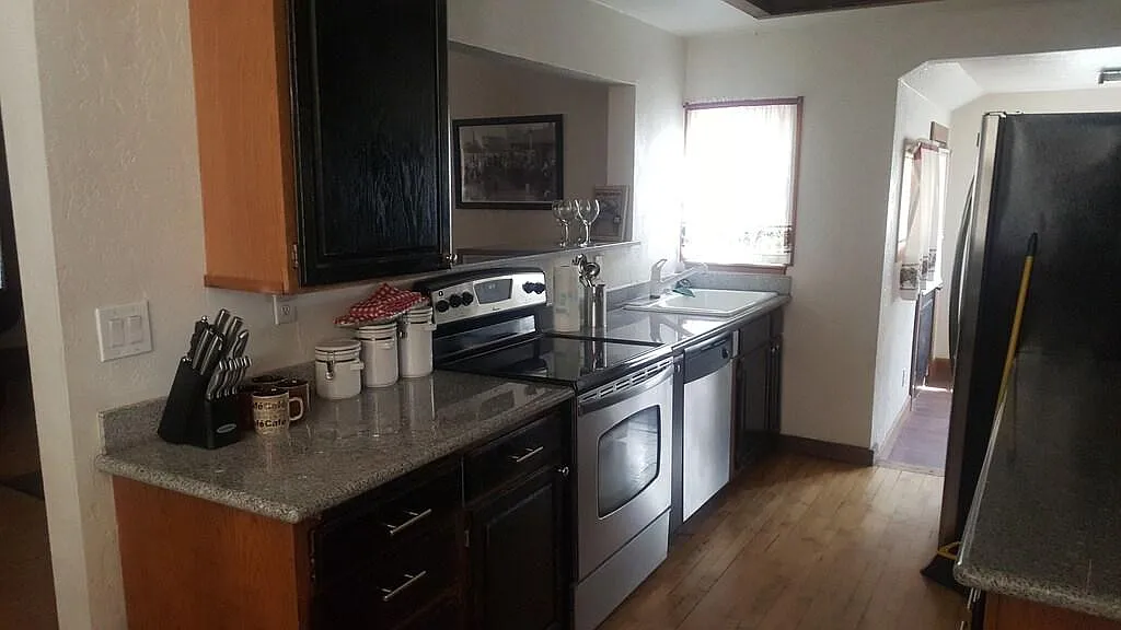 2 bed, 1200 sqft, $2,100 — Photo 3