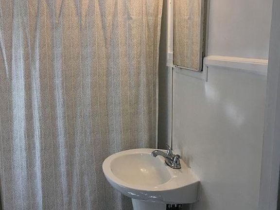 3rd image of 407 Herndon St