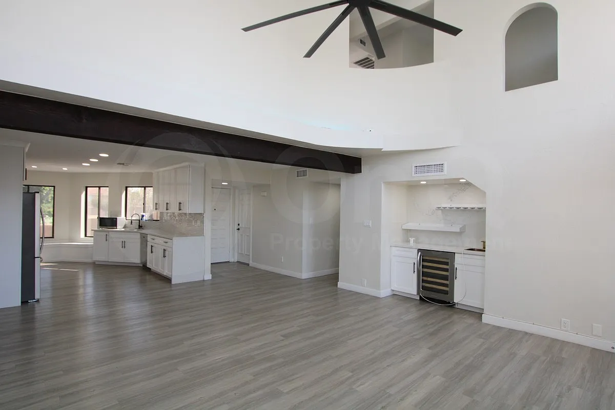 3 bed, 2.0 bath, 1990 sqft, $2,999 — Photo 3