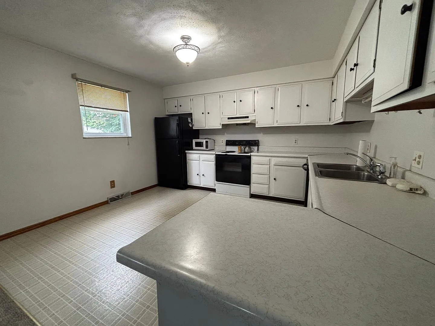 198 Eastland Ave — Photo 3